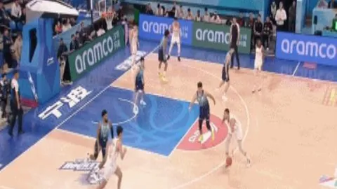 胡金秋底角巧接布朗精准传球，三分线外稳操胜券